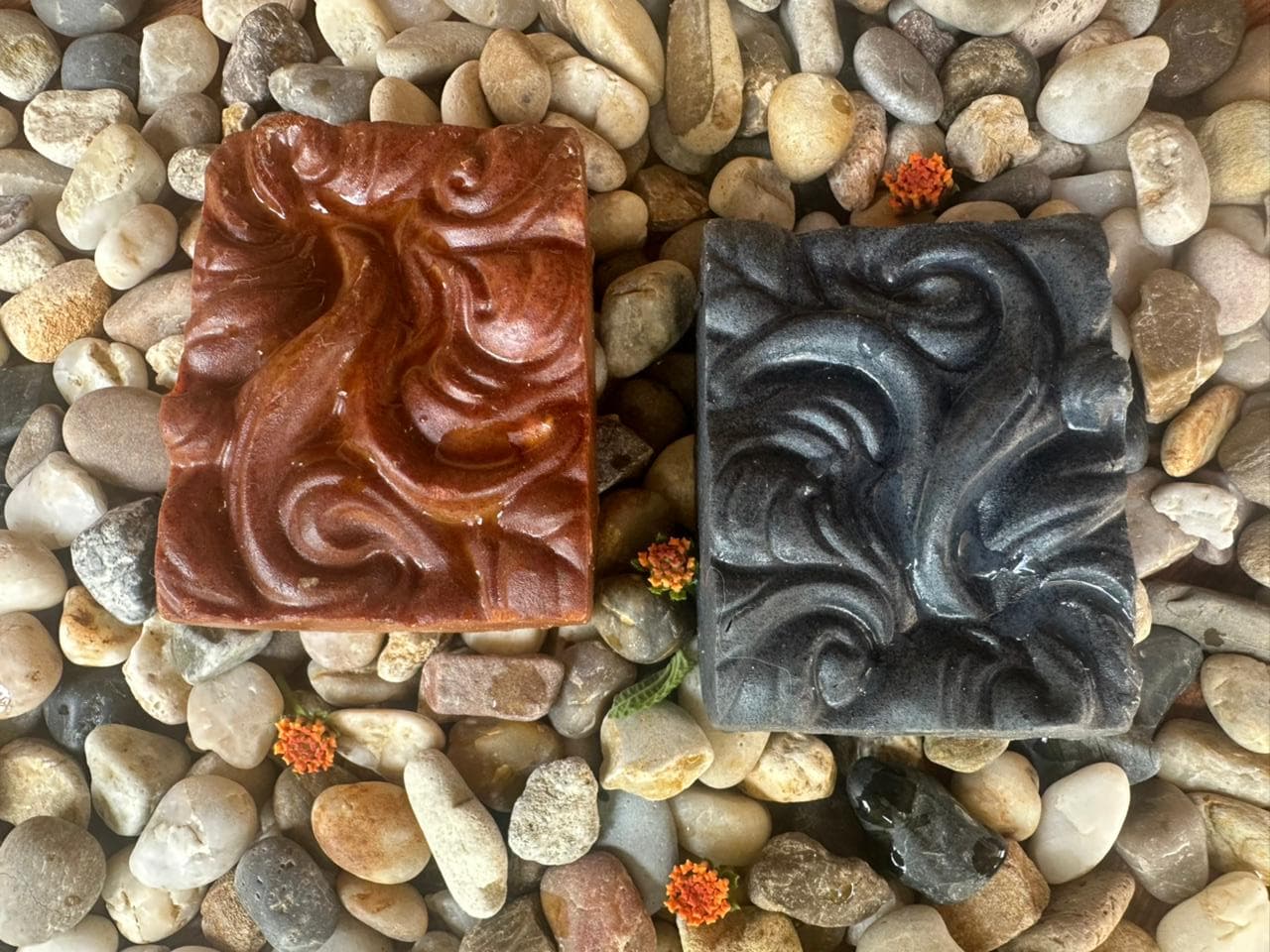 ¿Purificación o Luminosidad? Cómo elegir tu jabón artesanal según lo que tu cuerpo pide hoy.